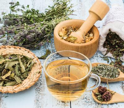 Naravne rešitve za menopavzo: Ali rastline res pomagajo?