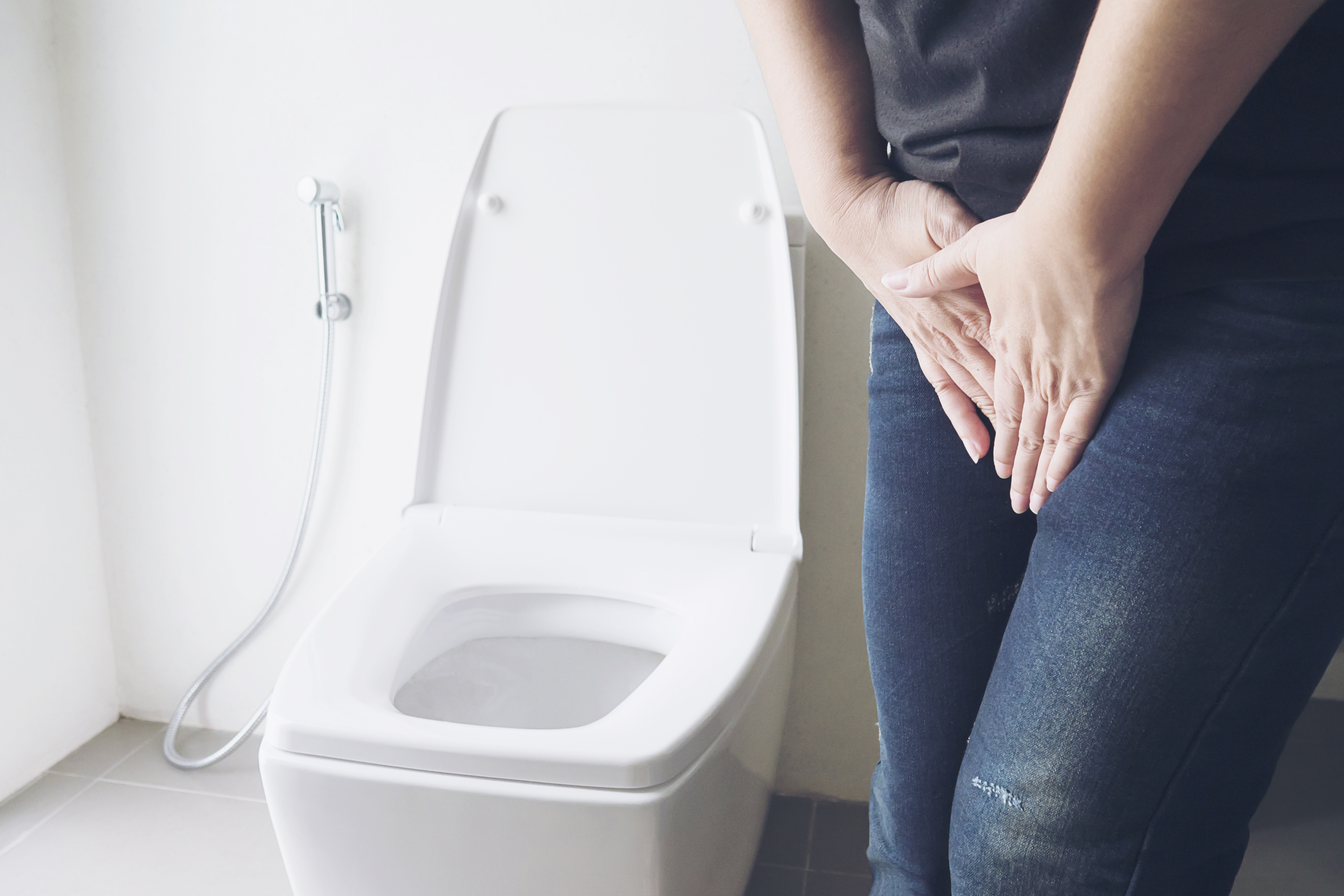 Pekoče uriniranje pomeni, da med odvajanjem urina čutite pekočino, rezanje, zbadanje ali bolečino. V medicini se za to uporablja izraz »disurija«. Do tega lahko pride, kadar je vneta sluznica sečil, kadar je razdražena koža ali sluznica okoli spolovila ali kadar urin prehaja skozi vneto oziroma poškodovano območje. Zato sam občutek pekočine še ne pove natančno, kje je težava, ampak ga je treba vedno oceniti skupaj z drugimi simptomi.  Pekoče uriniranje se lahko pojavi nenadoma in traja le kratek čas, lahko pa se ponavlja ali postopoma stopnjuje. Več pozornosti svetujemo, če simptom traja več ur ali dni, če se mu pridružijo novi znaki ali če se stanje hitro slabša. Mayo Clinic posebej navaja, da je pregled potreben, če težava vztraja ali če opazite kri v urinu. 
